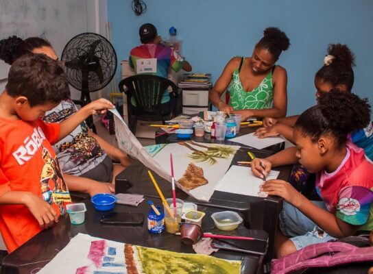 Pimpolhos da Grande Rio promove oficinas gratuitas de artes, cavaquinho e dança afro 1 pimpolho oficina