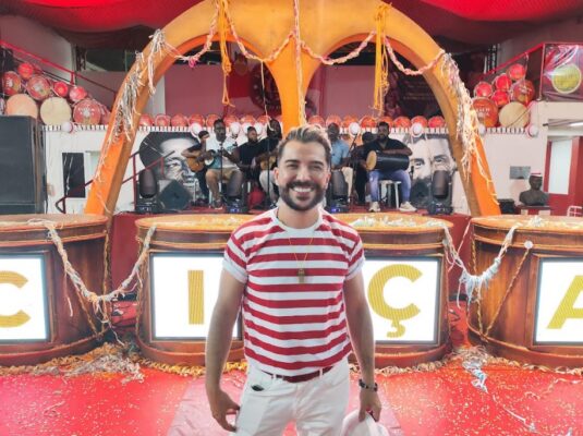 Tarcísio Zanon destaca emoção e conexão pessoal na leitura da sinopse da Viradouro na quadra da Estácio 1 tarcisio viradouro