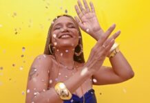 Teresa Cristina interpreta sambas-enredo históricos em frente ao CCBB RJ