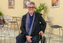 Carlinhos de Jesus revela quadro de saúde e explica uso de cadeira de rodas: ‘Está tudo sob controle ou quase’