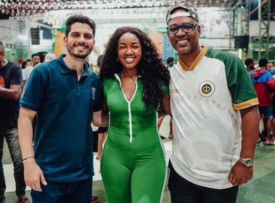 'Está sendo muito especial esse reencontro', diz Iza no primeiro ensaio de bateria para o Carnaval 2026 1 joaoizalolo