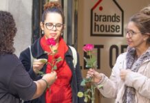 Salgueiro espalha rosas pelo Centro do Rio para divulgar tributo a Rosa Magalhães