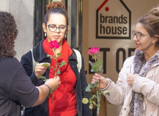 Salgueiro espalha rosas pelo Centro do Rio para divulgar tributo a Rosa Magalhães 1 rosas salgueiro