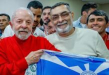 Presidente Lula recebe camisa da Acadêmicos de Niterói