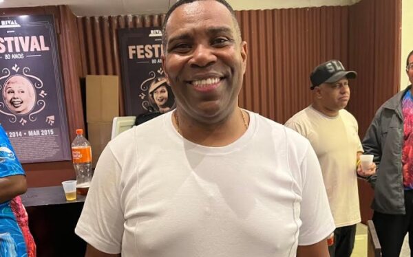 Encontro de gigantes: 'Os Puxadores' lotam Teatro Rival em noite histórica para o samba 7 tinga