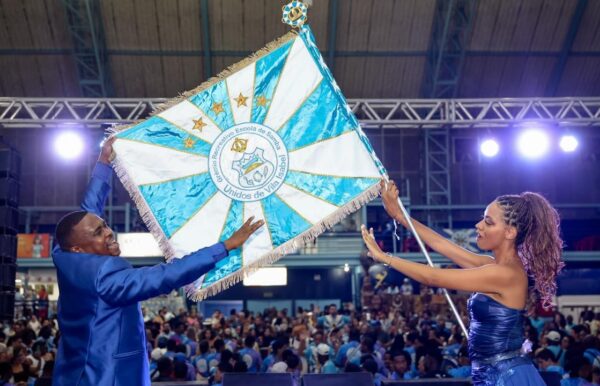 Parceria de André Diniz incendeia quadra e chega favorita à final da Vila Isabel 1 casal vilaisabel