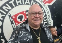 Intérprete mais longevo do Brasil, Ernesto Teixeira exalta equipe, samba-enredo e baluartes