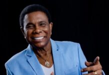 Neguinho da Beija-Flor celebra Carnaval de Santos em grande show no Santos Convention Center neste domingo