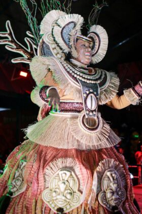 Mocidade Alegre mescla estilos, cores e materiais em fantasias para homenagear Léa Garcia 17 fantasias mocidadealegre26 18