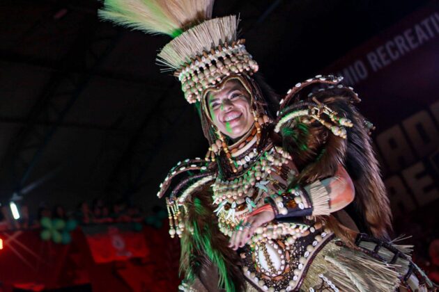 Mocidade Alegre mescla estilos, cores e materiais em fantasias para homenagear Léa Garcia 18 fantasias mocidadealegre26 19