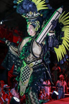 Mocidade Alegre mescla estilos, cores e materiais em fantasias para homenagear Léa Garcia 25 fantasias mocidadealegre26 26