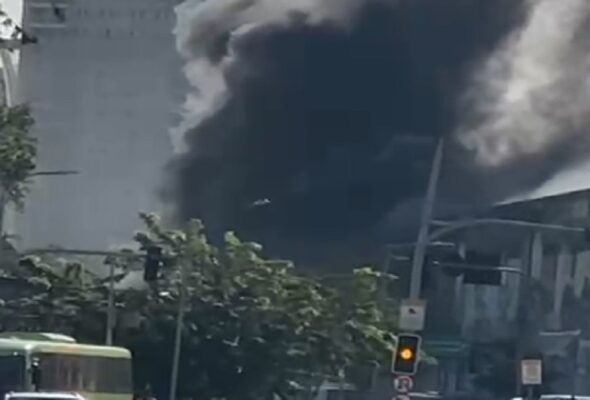 Incêndio atinge barracões das escolas da Série Ouro na Zona Portuária do Rio 2 fogo incendio