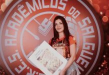 Gkay recebe croqui de fantasia para o Carnaval de 2026 do Salgueiro