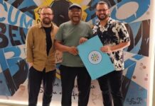 Martinho da Vila recebe croqui da fantasia para o Carnaval 2026