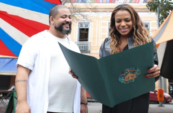 Quitéria Chagas recebe croqui da fantasia do Carnaval 2026 do Império Serrano 1 quiteria croqui