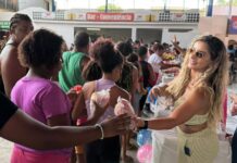 Rainha de bateria da Inocentes faz a festa da criançada em Belford Roxo