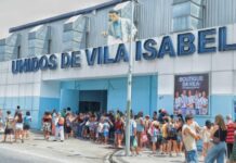 Unidos de Vila Isabel entrega mais de 600 brinquedos para crianças da comunidade