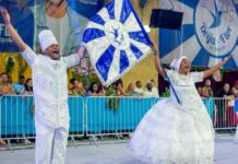 Entre história e pertencimento, Claudinho e Selminha são reverenciados pela comunidade da Beija-Flor