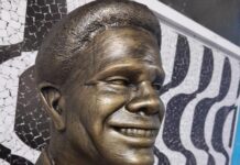 Samba Social Clube inaugura estátuas de Carlinhos de Jesus e Neguinho da Beija-Flor no Dia Nacional do Samba