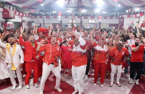 Em festa de aniversário da Unidos de Padre Miguel, presidente Lara Mara diz que escola vai brigar pelo título da Série Ouro 2 festaupm