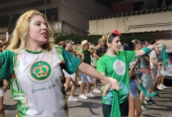 Na rua para ser campeã! Imperatriz Leopoldinense pisa forte em Ramos e comunidade canta com a alma 5 imperatriz rua1611 2