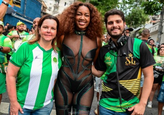 Na rua para ser campeã! Imperatriz Leopoldinense pisa forte em Ramos e comunidade canta com a alma 11 imperatriz rua1611 5