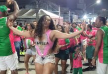 Com excelente canto e participação da comunidade, Mangueira finca a raiz e toma a rua em primeiro ensaio