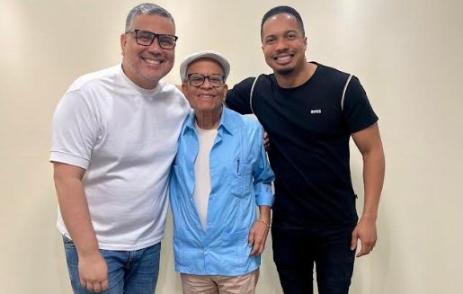 Nei Lopes visita barracão do Tuiuti e confirma presença no desfile 1 neilopes tuiuti