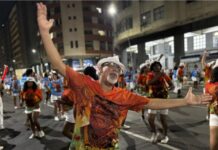 Acadêmicos de Niterói mostra personalidade em ensaio de rua marcado pela energia do samba