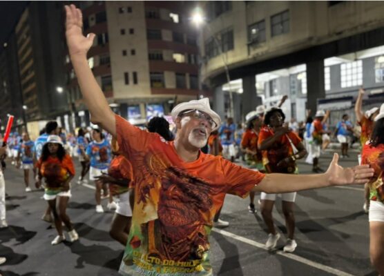 Acadêmicos de Niterói mostra personalidade em ensaio de rua marcado pela energia do samba 1 niteroi rua1611 1