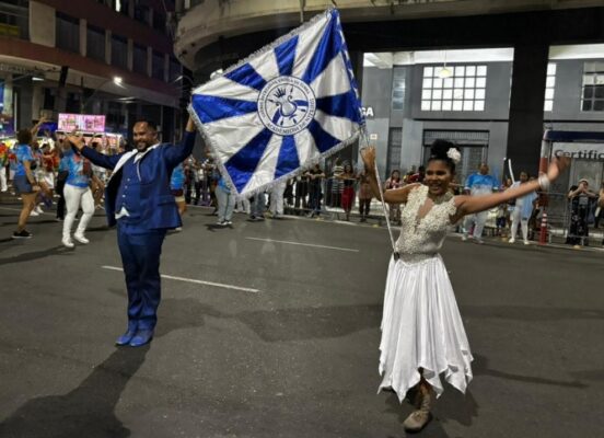 Acadêmicos de Niterói mostra personalidade em ensaio de rua marcado pela energia do samba 8 niteroi rua1611 2