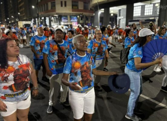 Acadêmicos de Niterói mostra personalidade em ensaio de rua marcado pela energia do samba 5 niteroi rua1611 3
