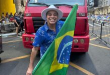 Após prisão de Bolsonaro, Niterói faz ensaio leve e empolgante com canto forte da comunidade em homenagem a Lula