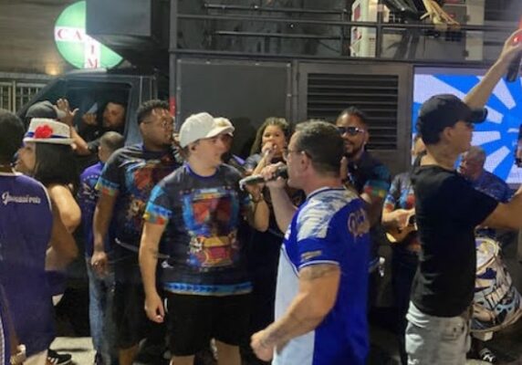 Obstinada e incansável, Portela dribla chuvisco, supera escuridão e conduz ensaio explosivo com a comunidade 3 portela rua2311 3