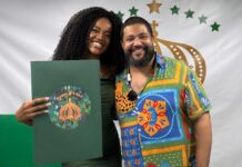 Andressa Fonseca recebe croqui do figurino para estreia como princesa do Império Serrano