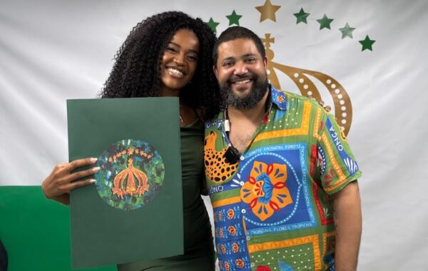 Andressa Fonseca recebe croqui do figurino para estreia como princesa do Império Serrano 1 princessaserrano