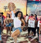 Rainha de bateria da Renascer de Jacarepaguá marca presença em ensaio de comunidade