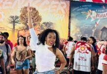 Rainha de bateria da Renascer de Jacarepaguá marca presença em ensaio de comunidade