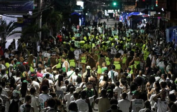 Império Serrano inicia ensaios de rua rumo ao Carnaval 2026 nesta terça 1 ruaserra