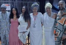 Porta-bandeiras Verônica Lima e Selminha Sorriso recebem certificado de Guardiãs da Cultura Negra da Baixada