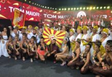 Tom Maior emociona na gravação do samba 2026 com coral em homenagem a Chico Xavier