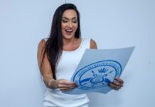 Vanessa Rangeli recebe desenho da fantasia para estreia como rainha de bateria da Acadêmicos de Niterói