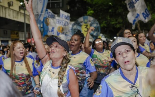 Participação intensa do 'Povo do Samba' e constância do canto reforçam credenciais da Vila Isabel 3 vila rua2611 2