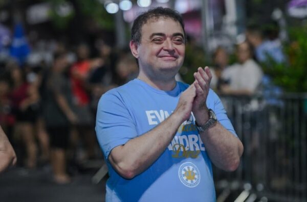 Participação intensa do 'Povo do Samba' e constância do canto reforçam credenciais da Vila Isabel 1 vila rua2611 5