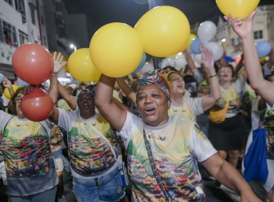 Participação intensa do 'Povo do Samba' e constância do canto reforçam credenciais da Vila Isabel 4 vila rua2611 6