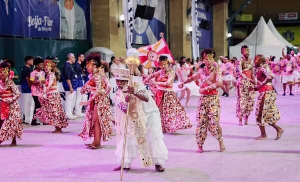 Casal e comissão de frente brilham no minidesfile da União do Parque Acari 2 acari minidesfile26 1