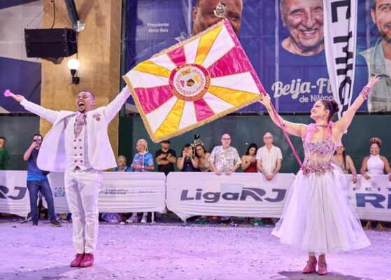 Casal e comissão de frente brilham no minidesfile da União do Parque Acari 1 acari minidesfile26 3