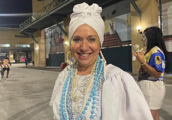 Vila Isabel faz 'paradona' no minidesfile e coloca a bateria 'na cabeça' da escola 2 anavila