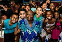 Beija-Flor recebe a Viradouro em ensaio de rua na Mirandela no sábado