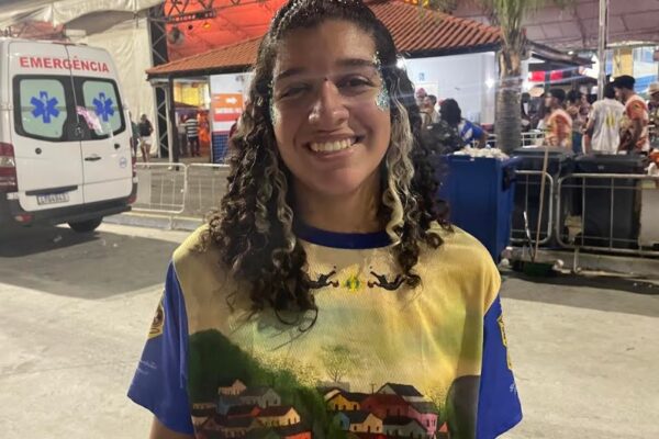 Vila Isabel faz 'paradona' no minidesfile e coloca a bateria 'na cabeça' da escola 4 ceciliavila